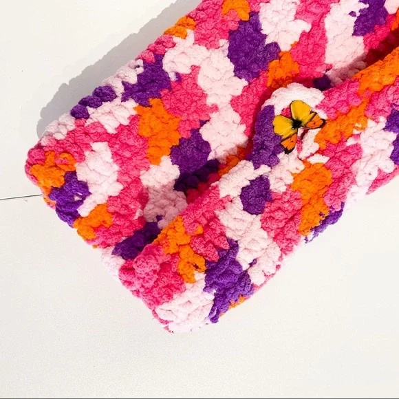 Very 90s VINTAGE Soft Fluffy Travel Clutch With Butterfly Clasp - Picture 5 of 9